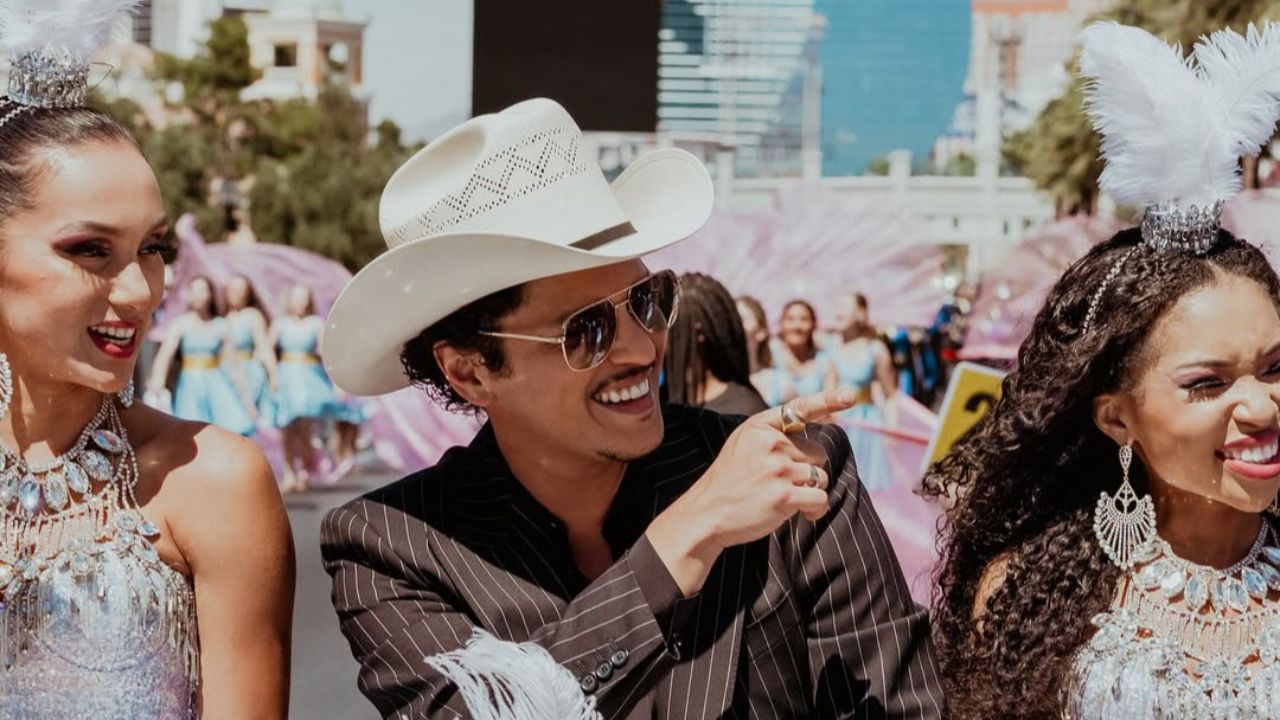 Bruno Mars célébré à Las Vegas avec son propre nom de rue ! Bruno Mars célébré à Las Vegas avec son propre nom de rue !