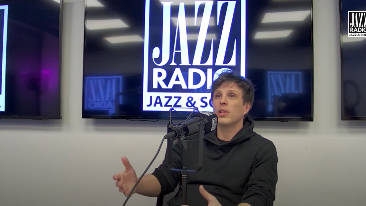 Charles Pasi, polyglotte et audacieux dans son nouvel album "Adamas" : "J'ai toujours été quelqu'un qui aimait mélanger les styles"