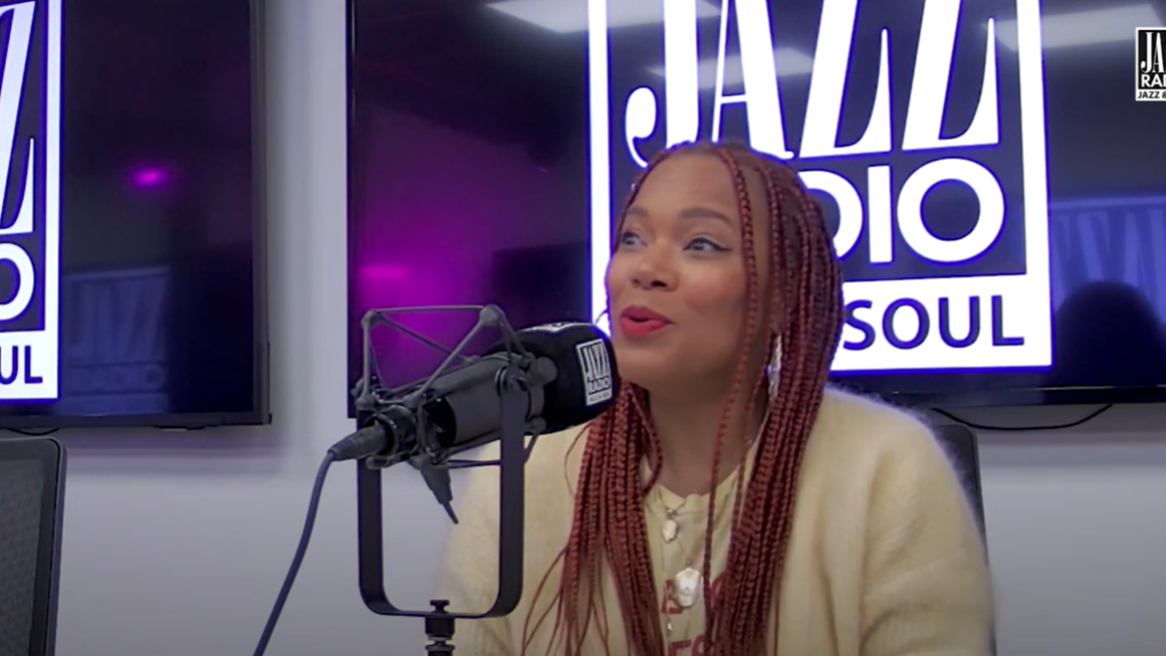 China Moses nous en dit plus à propos de son futur projet "It's complicated", prévu pour juin 2025 China Moses nous en dit plus à propos de son futur projet "It's complicated", prévu pour juin 2025