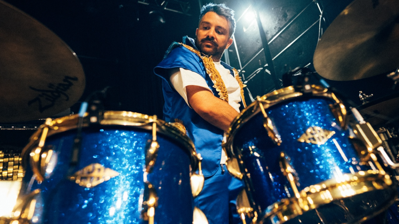 Deluxe s'engage auprès de l'artisanat local, et choisit une batterie au look extravagant !