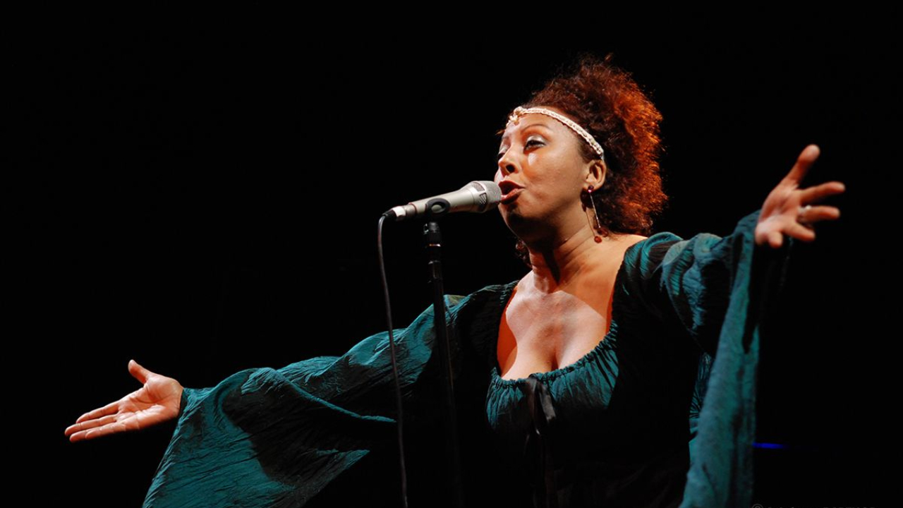 Élisabeth Kontomanou : retour sur le parcours d’une des plus grandes voix du jazz français