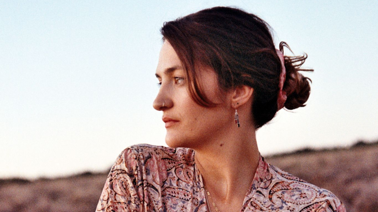 Gabi Hartmann dévoile « Roll By », un single inédit porté par la force et la sensibilité féminines Gabi Hartmann dévoile « Roll By », un single inédit porté par la force et la sensibilité féminines