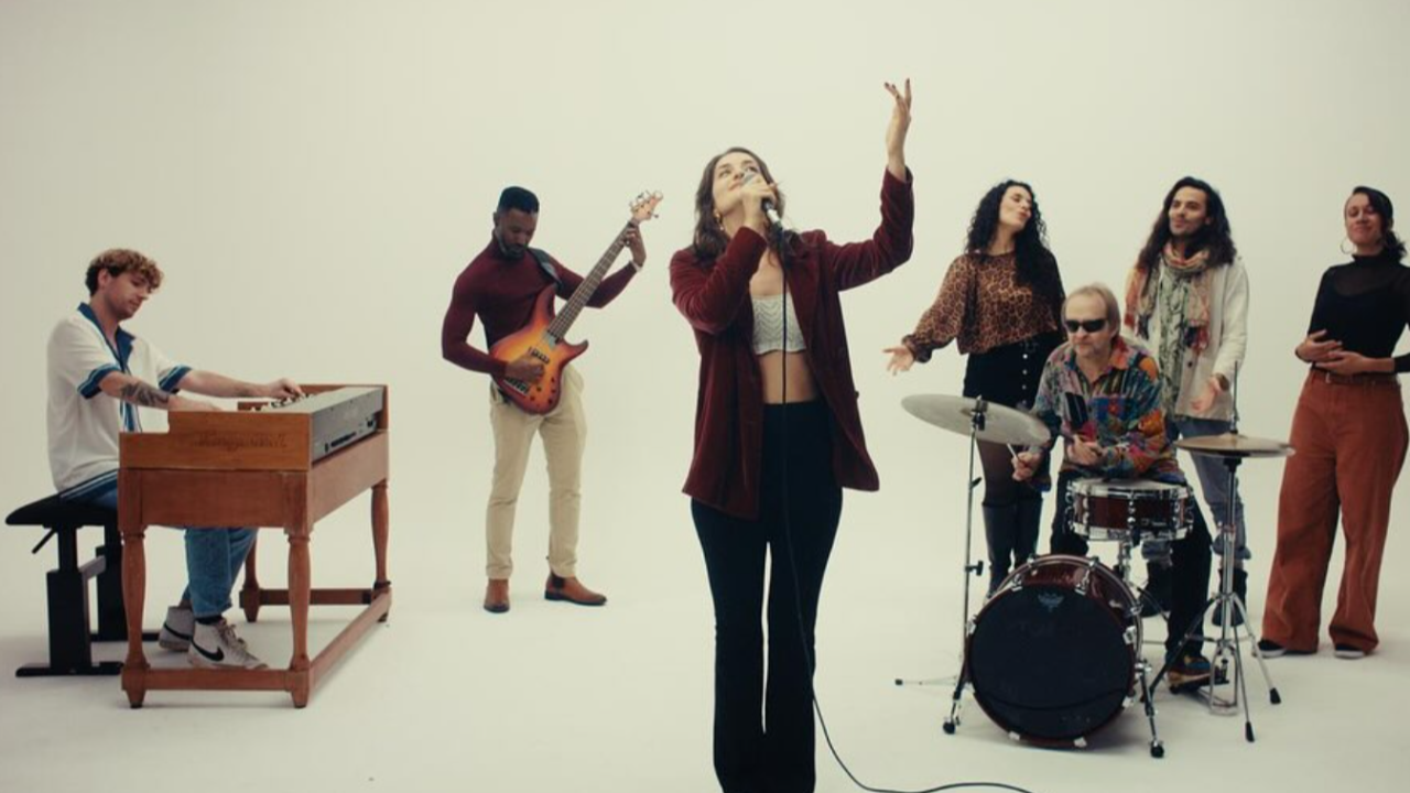 Gabi Hartmann revient nous ensorceler avec "Into My World" !