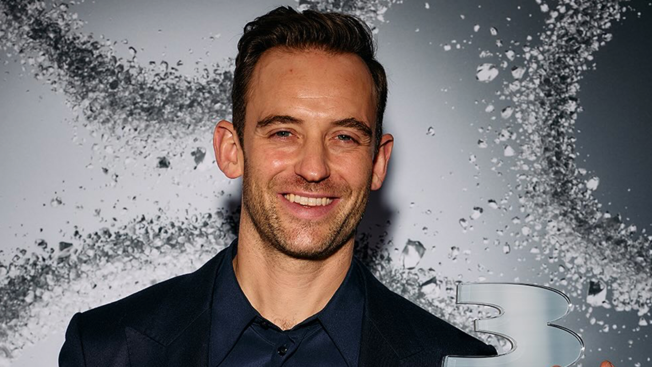 Joël Dicker : en pleine promotion de son nouvel ouvrage, il fait des confidences sur son passé de musicien de rock et de jazz Joël Dicker : en pleine promotion de son nouvel ouvrage, il fait des confidences sur son passé de musicien de rock et de jazz