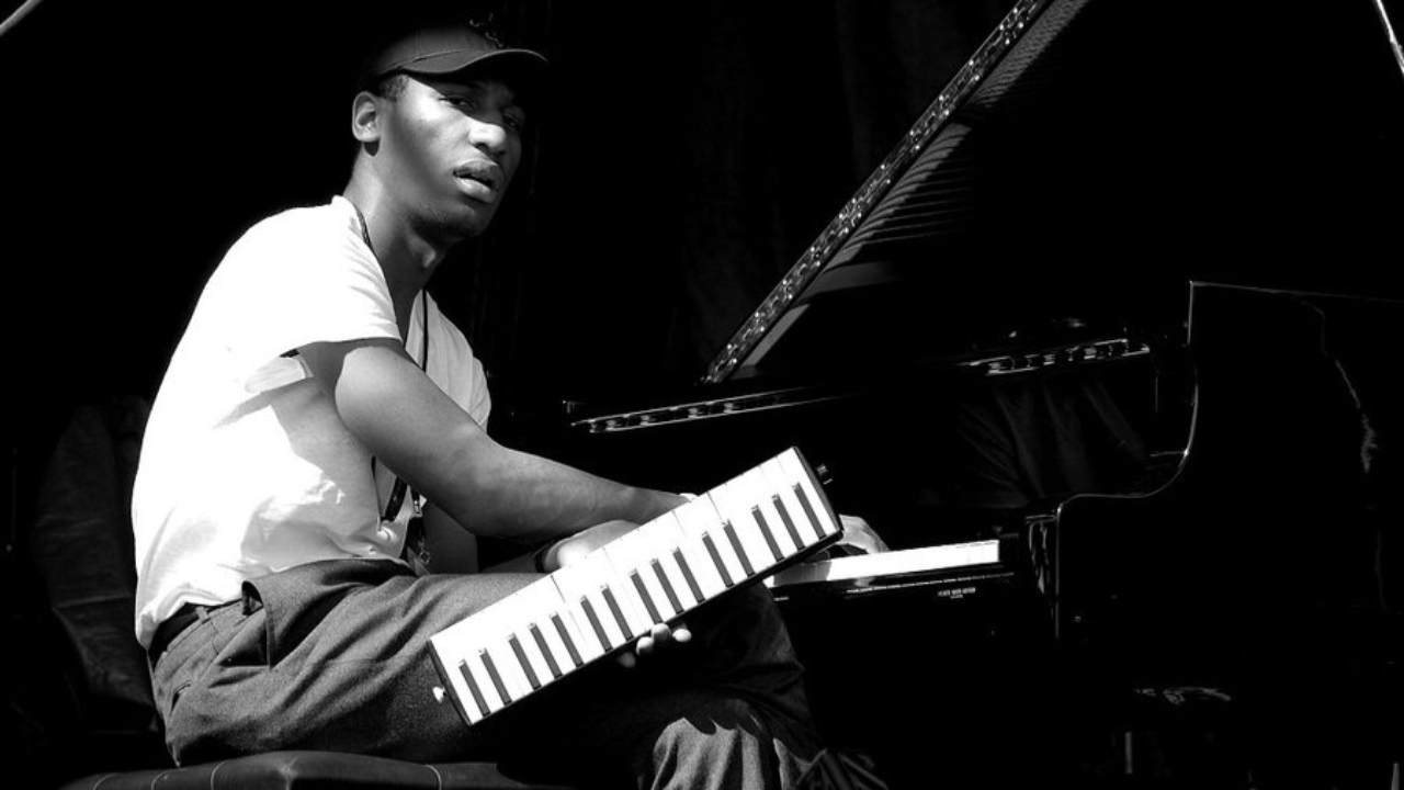 Jon Batiste en performance exceptionnelle &agrave; San Francisco : retour sur le g&eacute;nie musical derri&egrave;re American Symphony