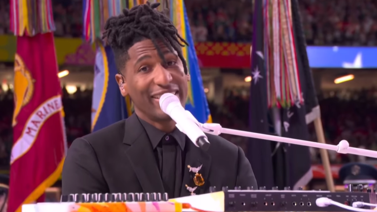 Jon Batiste sublime l'hymne américain au Super Bowl 2025