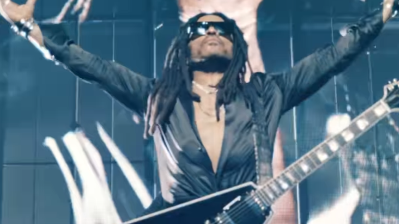 L'icône Lenny Kravitz dévoile la nouvelle version de sa publicité pour Yves Saint-Laurent