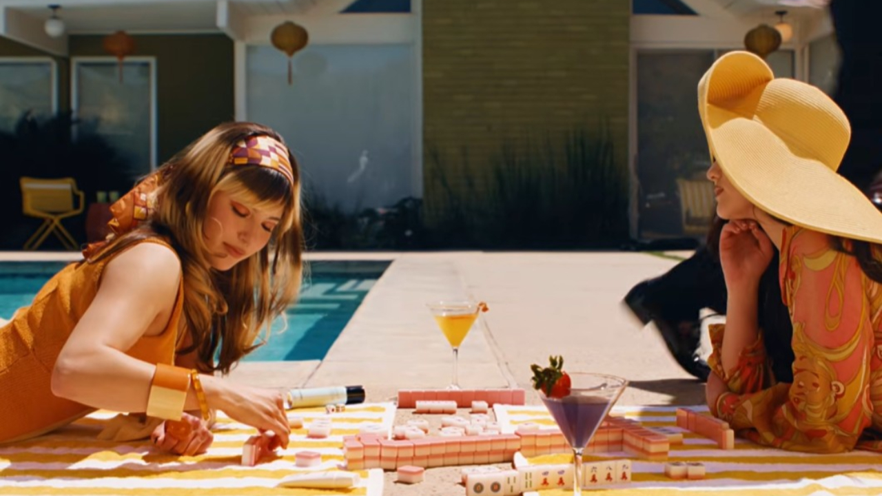 Laufey invite un casting de r&ecirc;ve pour le clip tr&egrave;s r&eacute;ussi de "Madwoman"