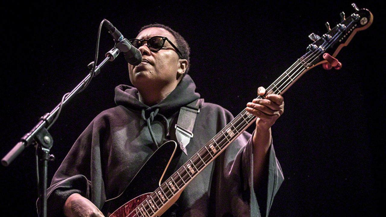 Meshell Ndegeocello d&eacute;voile Synonym