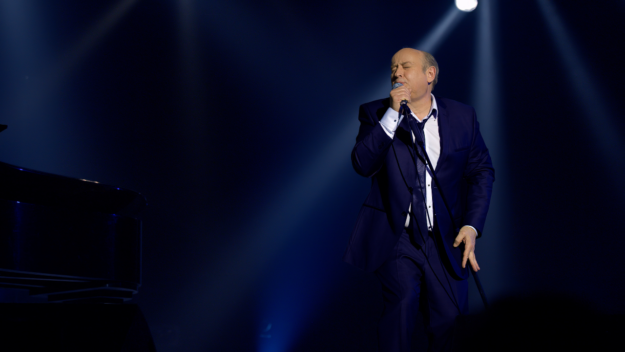 Michel Jonasz signe un retour triomphal au Dôme de Paris avec sa tournée SOUL TOUR et un nouvel album live, "Basic Soul" Michel Jonasz signe un retour triomphal au Dôme de Paris avec sa tournée SOUL TOUR et un nouvel album live, "Basic Soul"