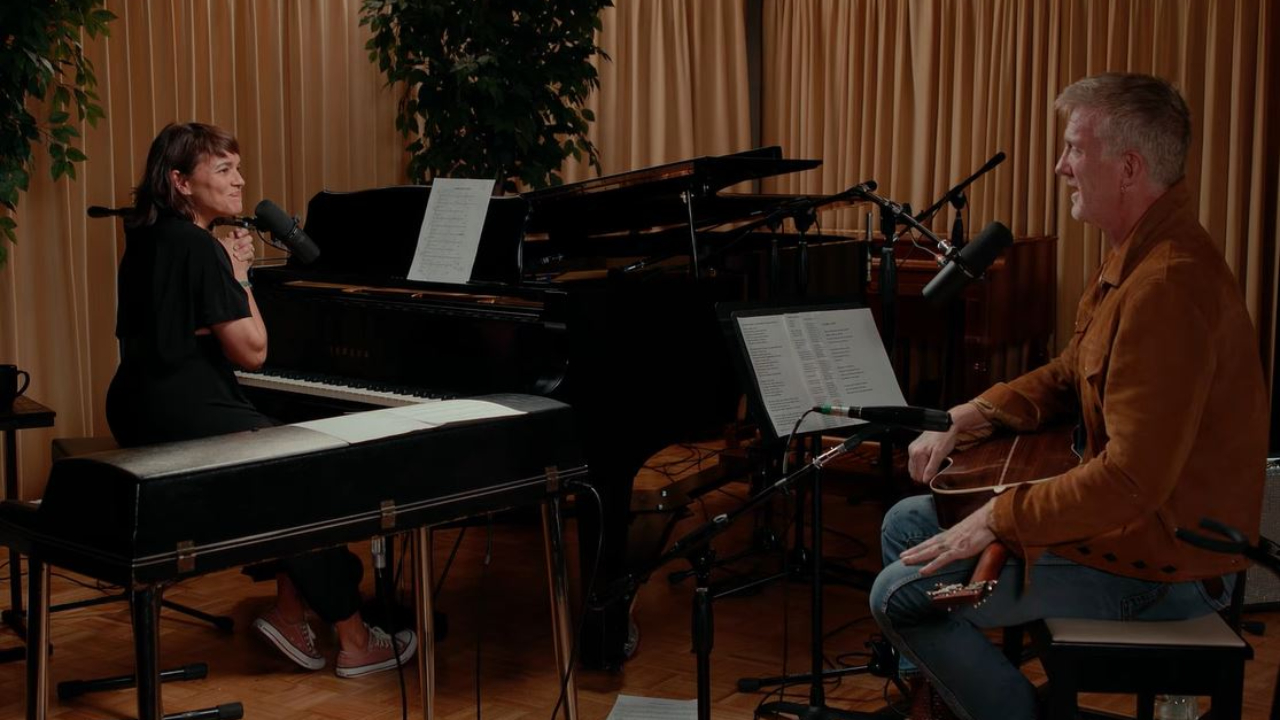 Norah Jones tout en douceur avec Josh Homme sur "Somethin' Stupid"