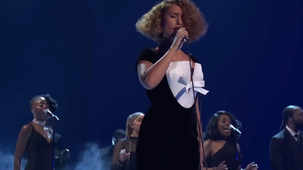 Raye : sa performance lors des BET Awards 2026 et son hommage &agrave; D'Angelo ne laissent personne indiff&eacute;rent