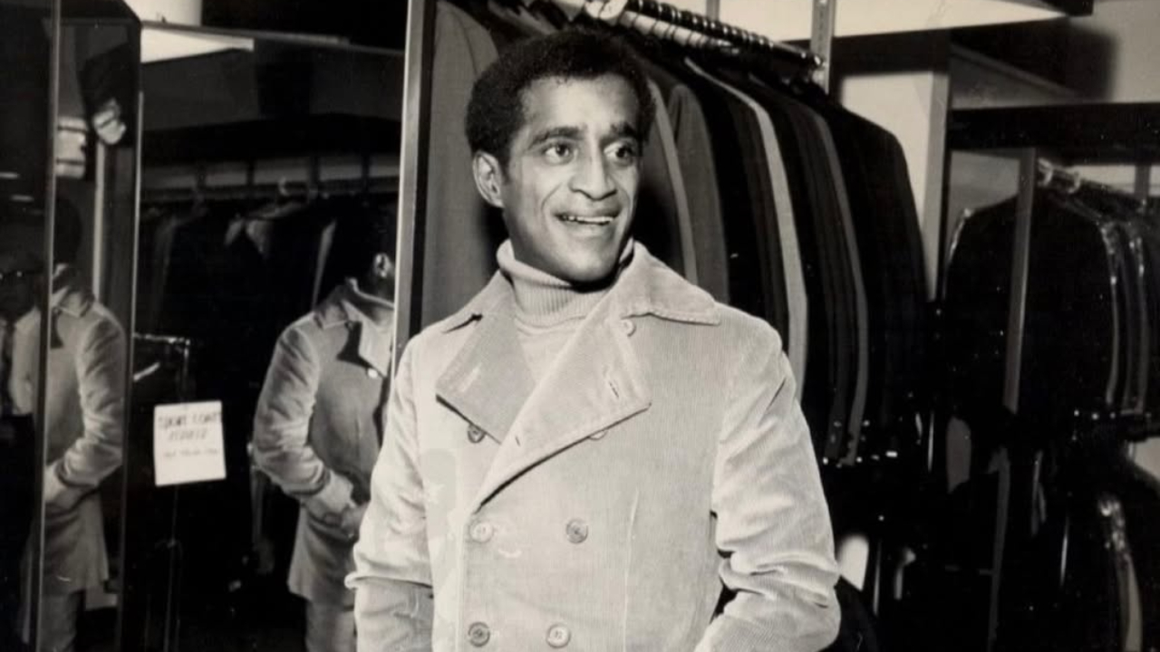 Sammy Davis Jr. aurait fêté ses 100 ans aujourd’hui : retour sur un artiste légendaire et militant pour les droits civiques