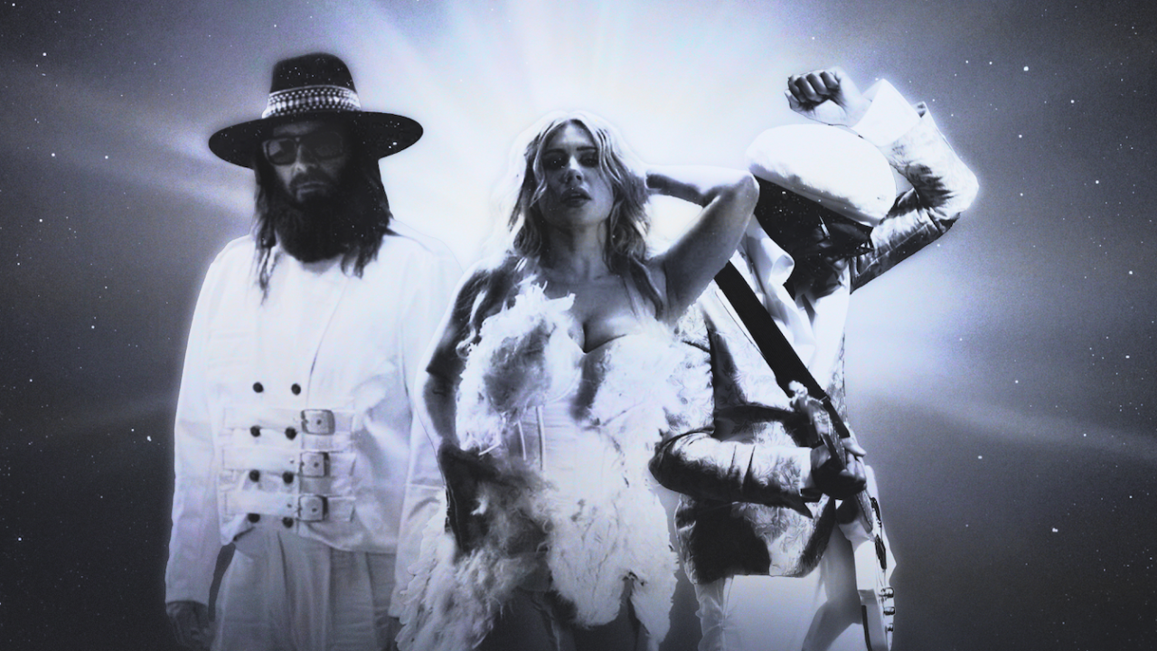 Sébastien Tellier avec Nile Rodgers et Slayyyter sur "Thrill of a Night" Sébastien Tellier avec Nile Rodgers et Slayyyter sur "Thrill of a Night"