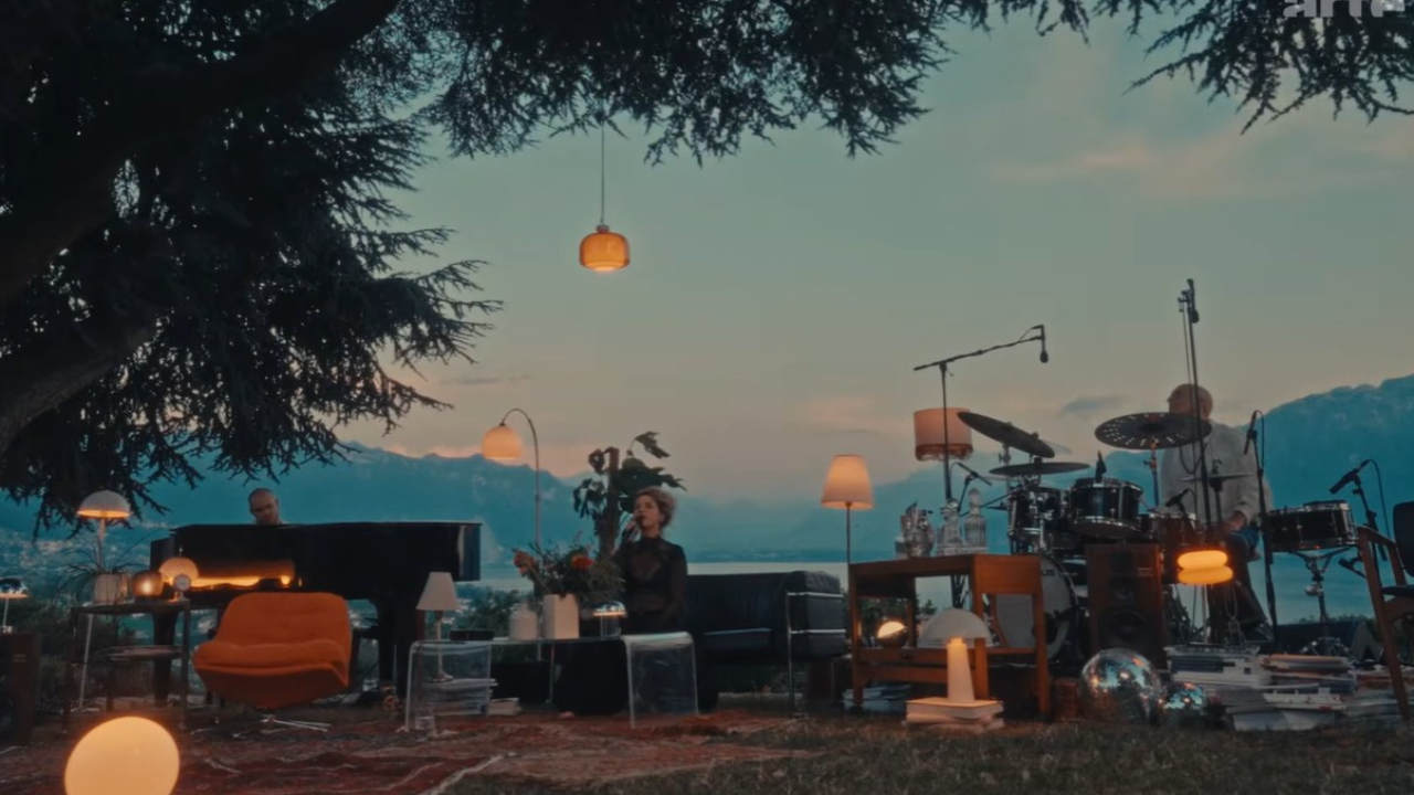 Selah Sue and The Gallands : découvrez leur incroyable "Lake Session" au Montreux Jazz Festival Selah Sue and The Gallands : découvrez leur incroyable "Lake Session" au Montreux Jazz Festival