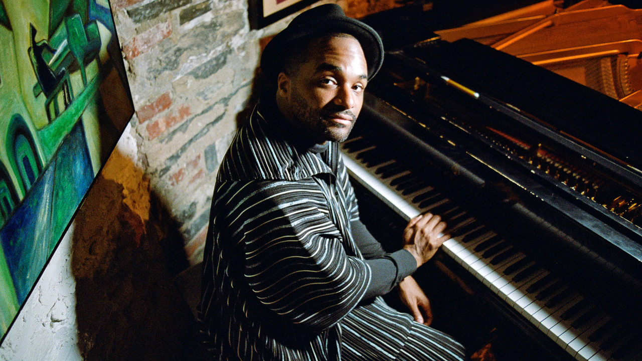 Sullivan Fortner devient le premier laur&eacute;at du Larry J. Bell Jazz Artist Award, avec 300 000$ &agrave; la cl&eacute;