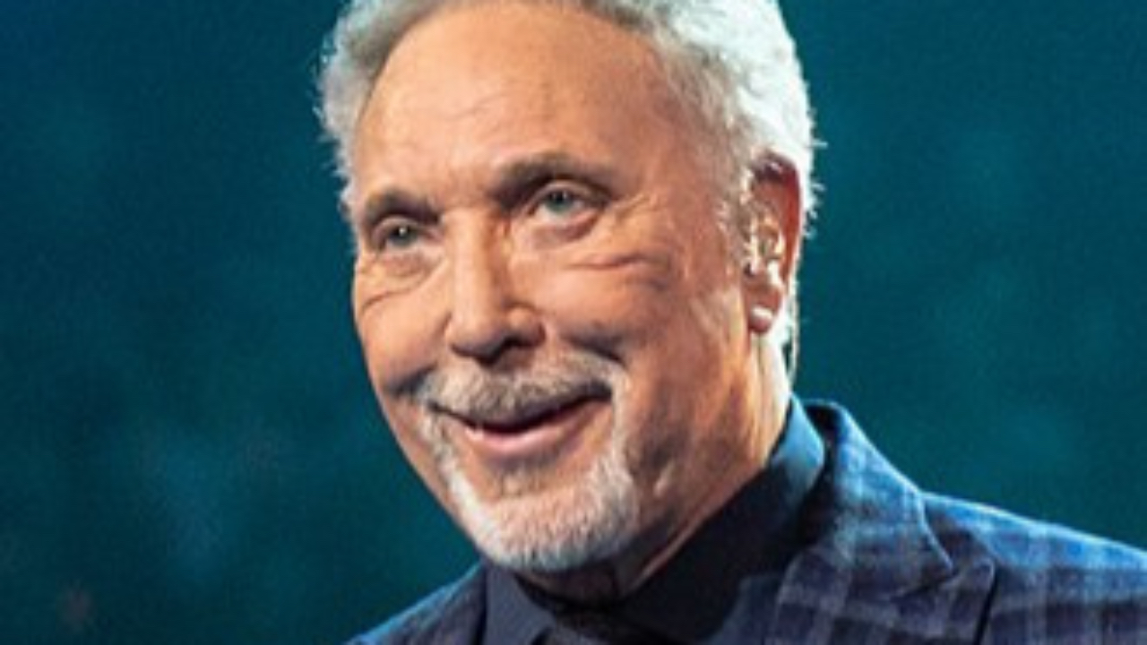 Tom Jones f&ecirc;te ses 86 ans : retour sur le parcours hors norme d&rsquo;une l&eacute;gende de la musique