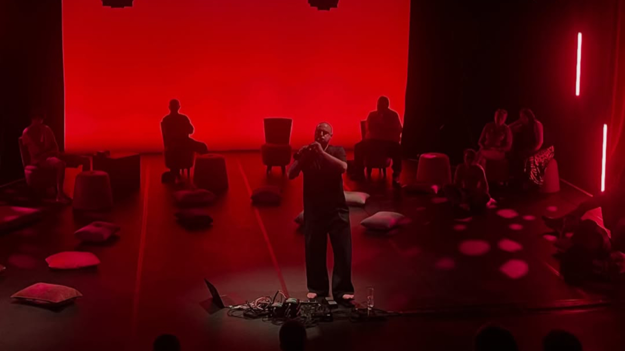 Yom dévoile “Cosmogonia” : une expérience musicale immersive entre transe sonore et rituel contemporain Yom dévoile “Cosmogonia” : une expérience musicale immersive entre transe sonore et rituel contemporain