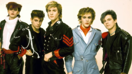 13 juillet 1985 : Duran Duran est devenu le premier groupe à atteindre la première place du classement des singles aux États-Unis avec un thème de James Bond avec "A View To A Kill" 13 juillet 1985 : Duran Duran est devenu le premier groupe à atteindre la première place du classement des singles aux États-Unis avec un thème de James Bond avec "A View To A Kill"