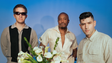 Durand Jones et The Indications se montre romantique avec "Flower Moon" Durand Jones et The Indications se montre romantique avec "Flower Moon"