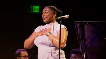 En pleine tournée, Samara Joy dévoile tout son talent devant des grands monuments