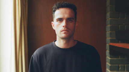 Jordan Rakei et ses invit&eacute;s : l'effervescence cr&eacute;ative de l'EP "Between Us"
