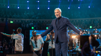 La star du jazz, Tom Jones fête ses 85 ans : Retour sur une voix iconique