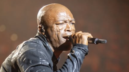 Pour son anniversaire, Seal électrise les foules avec son nouveau titre "All I Know Is Now" !
