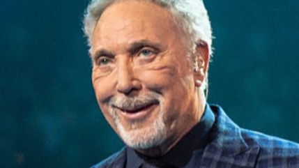 Tom Jones f&ecirc;te ses 86 ans : retour sur le parcours hors norme d&rsquo;une l&eacute;gende de la musique
