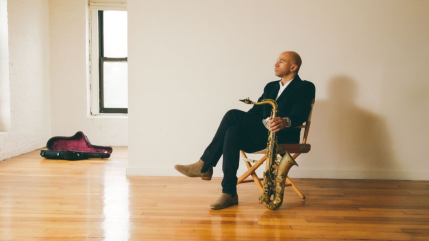 Walter Smith III annonce son album avec ce nouveau single "Casual-Lee"