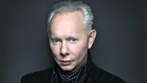 Joe Jackson f&ecirc;te ses 72 ans : l&rsquo;&eacute;l&eacute;gant cam&eacute;l&eacute;on qui a fait vibrer le rock, la soul et le jazz